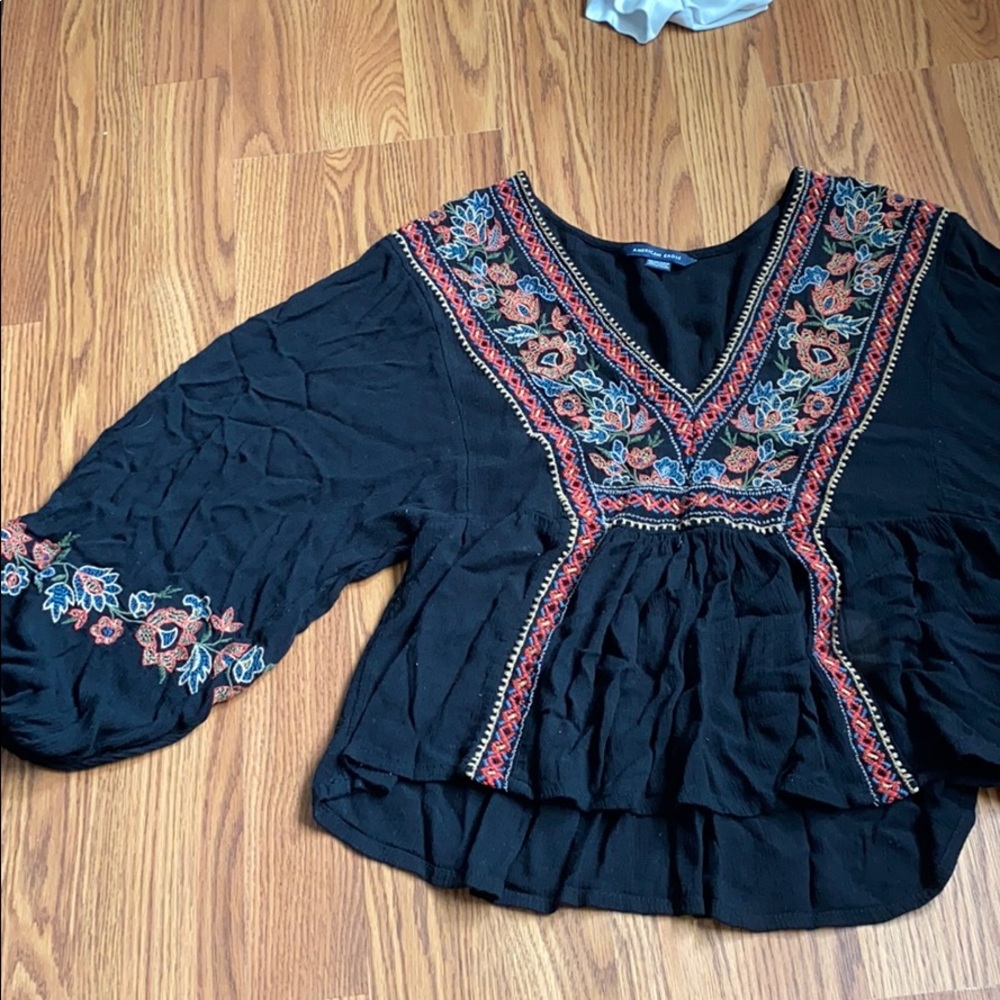 Embroidered balloon-sleeve blouse!